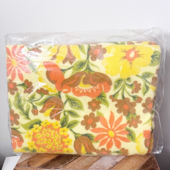 Vintage 1970’s Floral Patterned Blanket Twin/Full Size 72x90